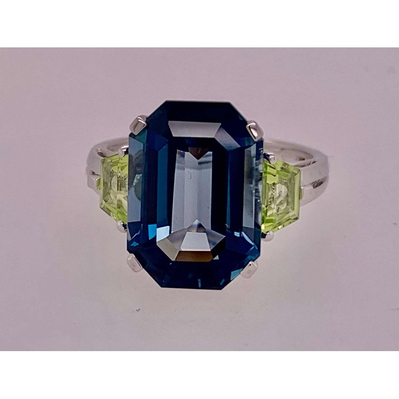 14K White Gold Blue Topaz & Peridot Ring