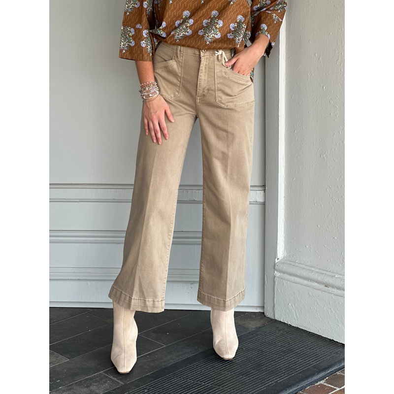 Charlie B Cropped Wide Leg Twill Pants in Sesame